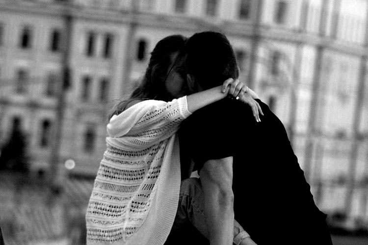 ragazza conquistata online si bacia con un ragazzo