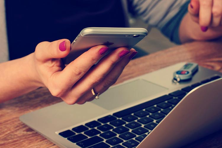 ragazza che utilizza lo smartphone