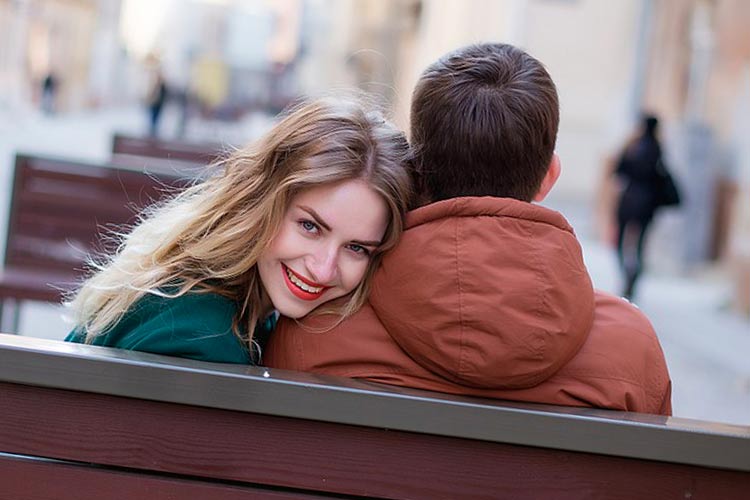 donna conquistata dal flirt di un uomo online