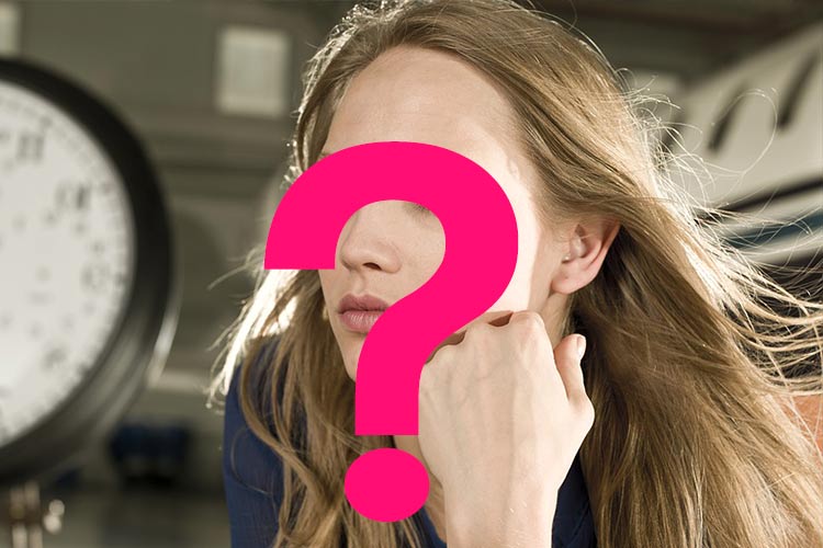 donna con viso coperto da un punto interrogativo