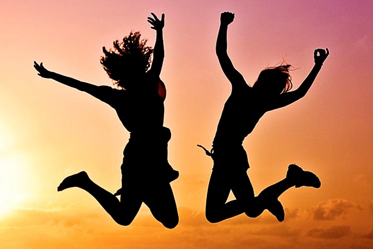 due ragazze saltano dalla gioia