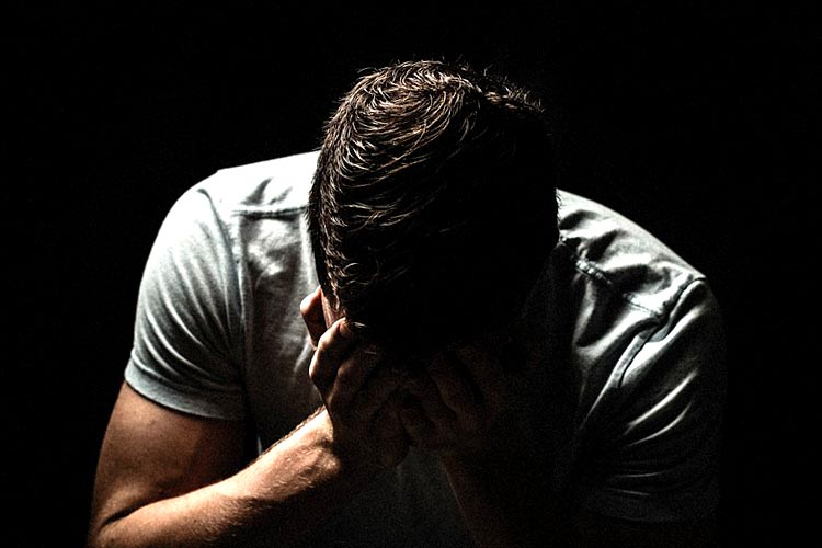un ragazzo triste che si dispera